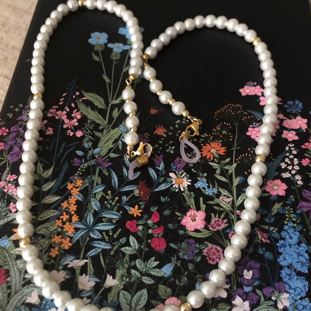 Classic White Pearl Necklace with Gold Accents - Unbranded